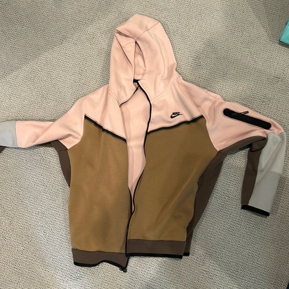 Nike tech XL worn twice great condition.